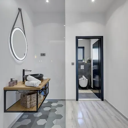 Luxury Black Pearl With Jacuzzi Guest house