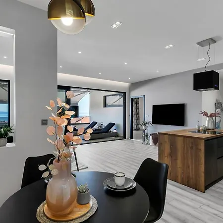 Luxury Black Pearl With Jacuzzi Guest house