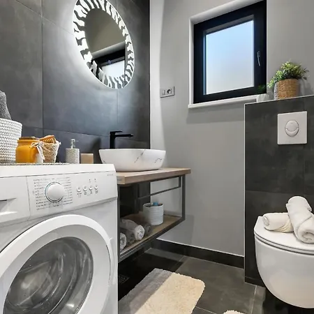 Guest house Luxury Black Pearl With Jacuzzi Makarska