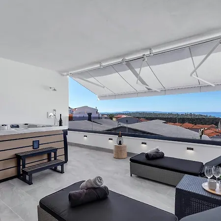 Luxury Black Pearl With Jacuzzi Guest house Makarska