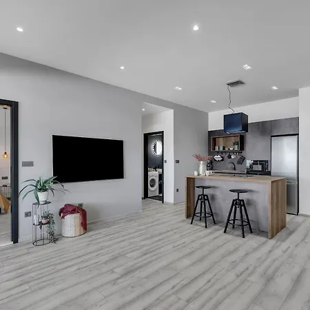 Luxury Black Pearl With Jacuzzi Guest house