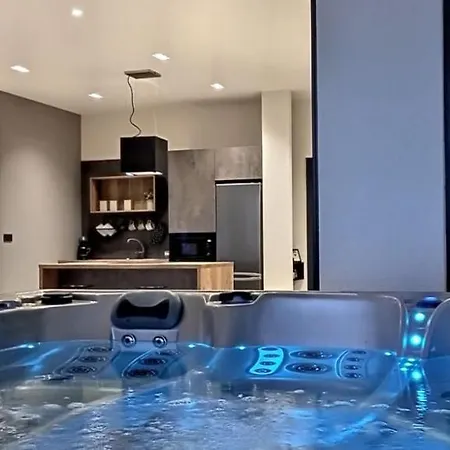 Luxury Black Pearl With Jacuzzi Гостьовий будинок *